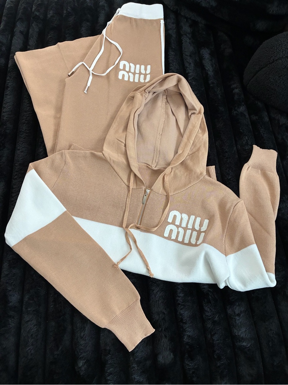 New 2 Piece Luxury Women’s Lounge Set Size Medium